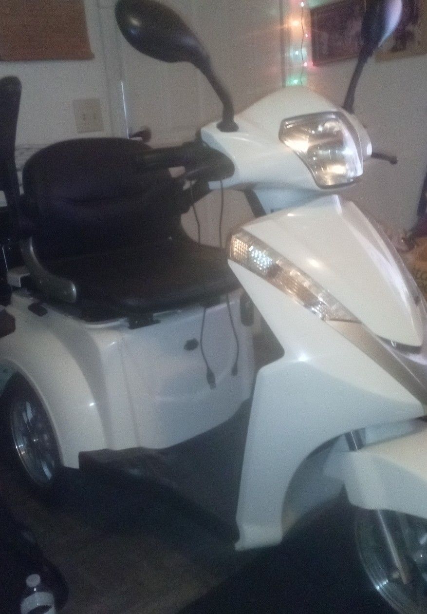 White Scooter (3 Wheeler)