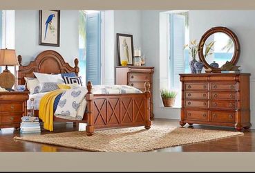 Cindy Crawford Queen Size Bedroom Set ( deliver Available )