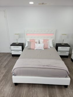 QUEEN SIZE BED AND TWO NIGHTSTANDS ( MATTRESS NOT INCLUDED)