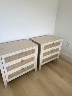Beautiful matching set of 2 nightstands in excellent condition