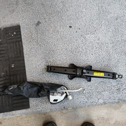 2012 Toyota Rav4 Stock Scissor Jack And Lugnut Wrench 