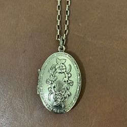 NWT Long Locket 