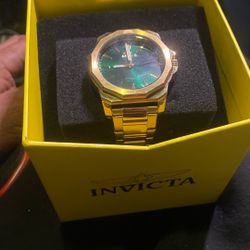 Invicta Speedway 42mm men's quartz watch with a yellow gold-plated stainless steel case and a green dial. 