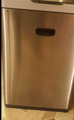 Automatic trash can