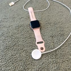 Apple watch series 4, rose gold 40 mm comes with charger and band 