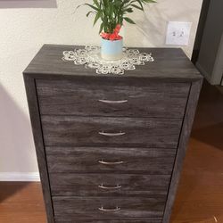 Tall dresser, with 5 drawers