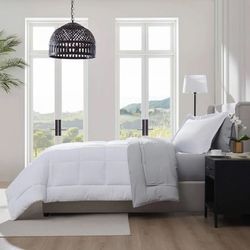 Microfiber Hypoallergenic Comforter - Twin Size - NEW