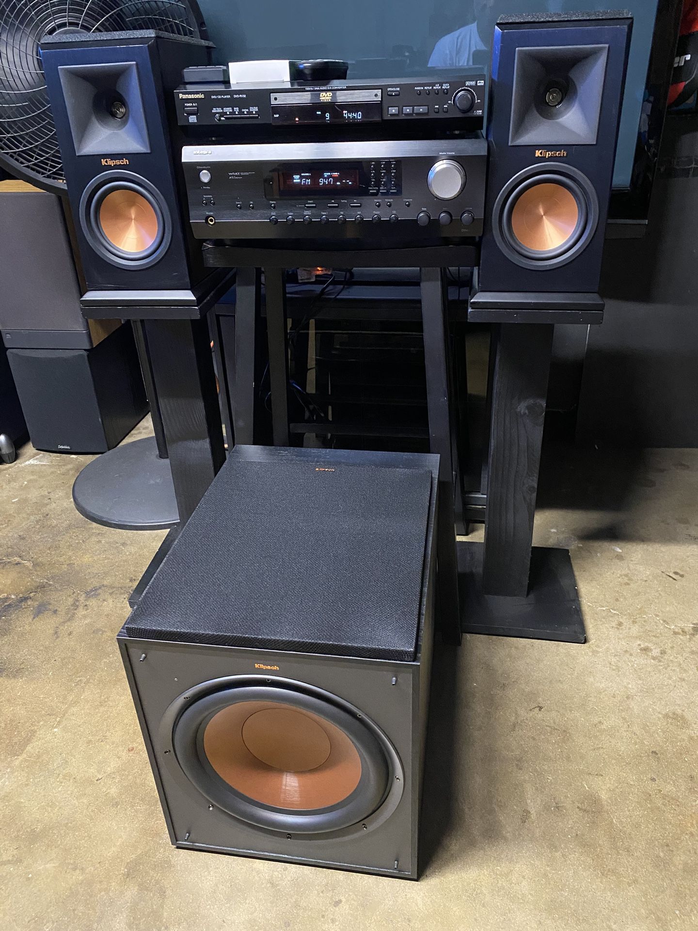 INTEGRA STREAMING STEREO MUSIC SYSTEM W BLUETOOTH/PANASONIC CD 💿 PLR/KLIPSCH BOOKSHELF SPEAKERS ON WOOD STANDS/ BRAND NEW KLIPSCH 🛜 12 INCH SUB 🔊!!