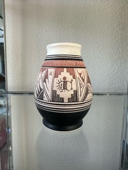 Vintage Navajo Hand-Etched Pottery – Huskeniene Clan (1995)