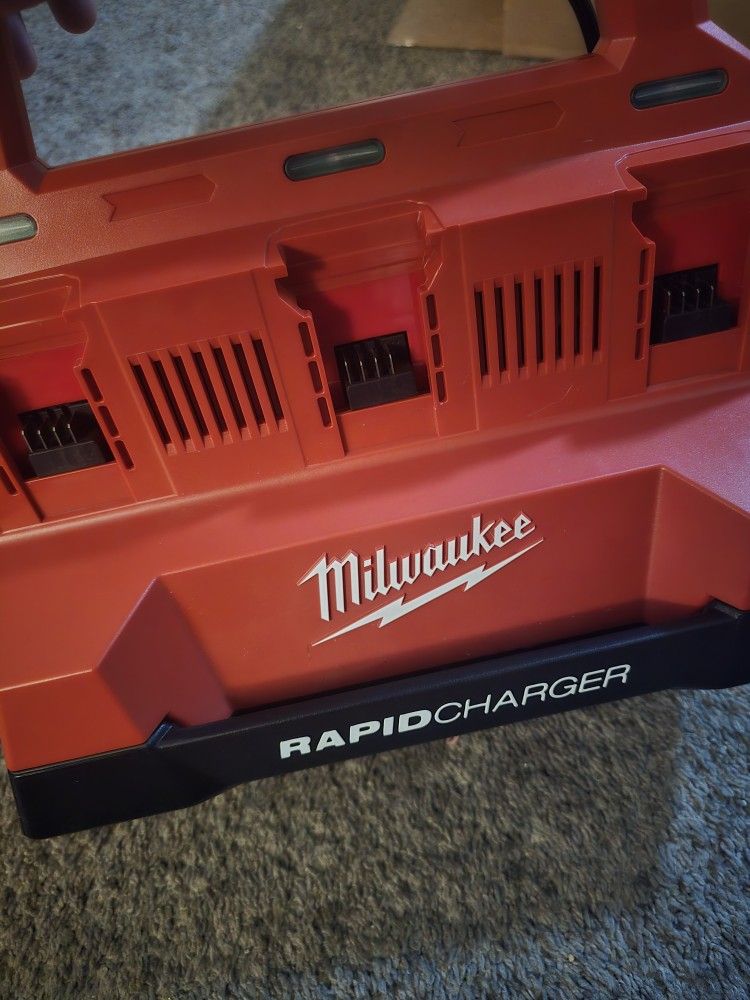 Milwaukee 6 Port Rapid Charger Pack Out