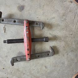Adjustable two arm gear puller