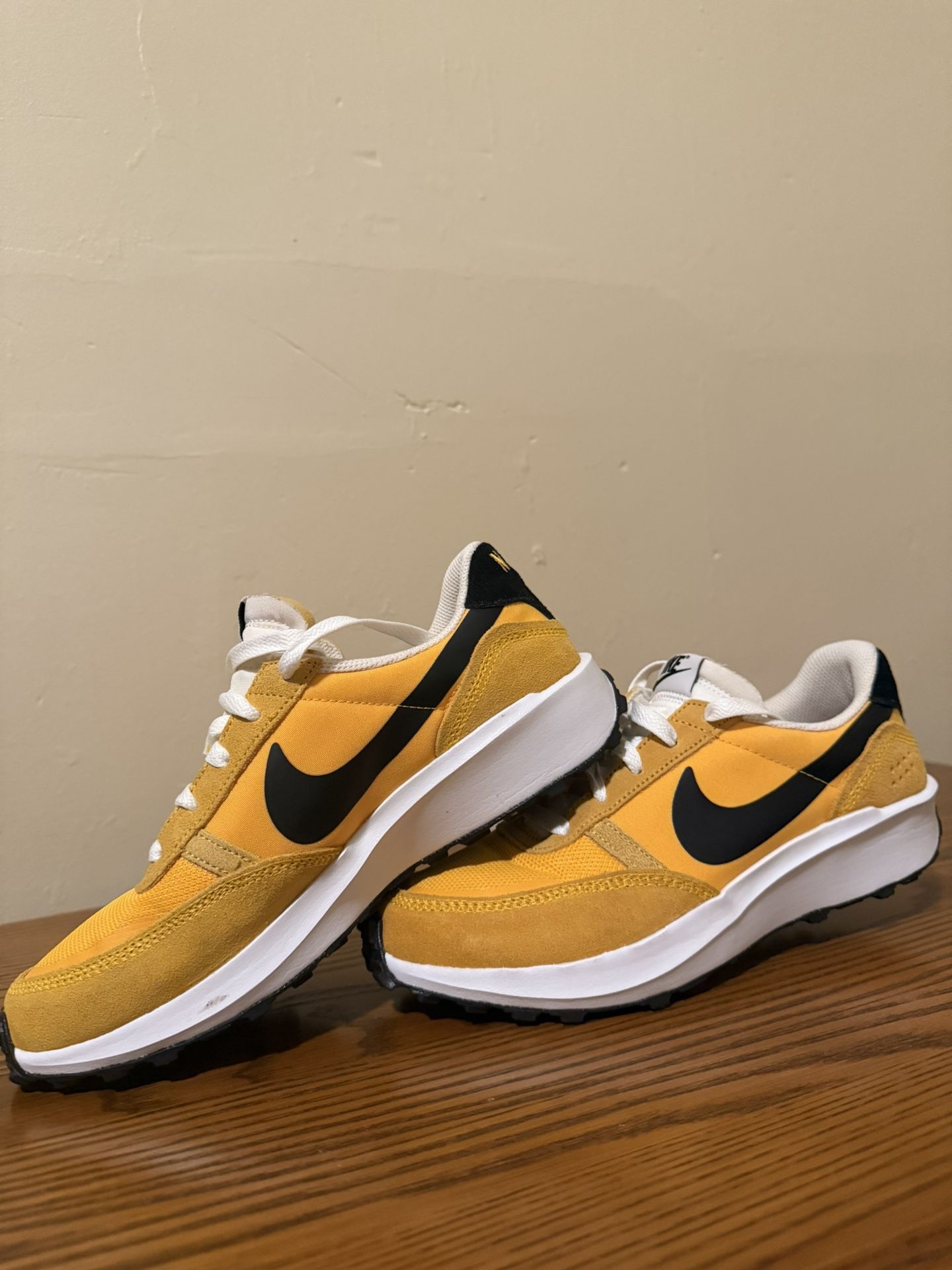 Nike WAFFLE University Gold NAV Size 6 Yellow Running Sneakers Shoes