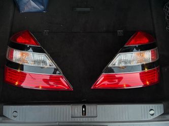 2007 S550 mercedes rear tail light