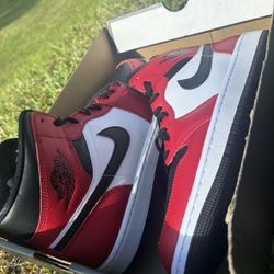 Air Jordan 1 mid Size 10.5 y 9.5  
