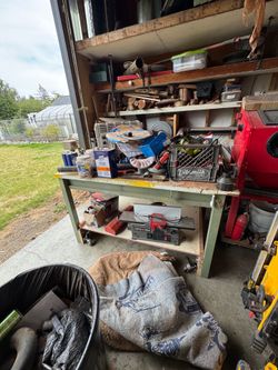 Working table with collapsing wheels.