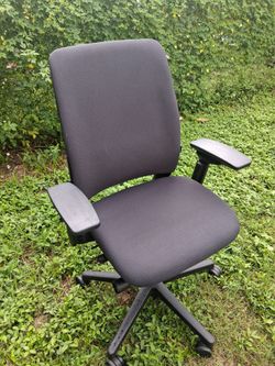 VERY NICE ADJUSTABLE STEELCASE AMNIA OFFICE CHAIR
