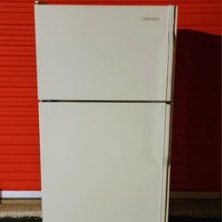 IVORY FRIDG REFRIGERATR EXCELLENT CONDITION AND VERY CLEAN 