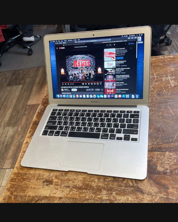 Apple MacBook Air 11" Working Great Charger Included