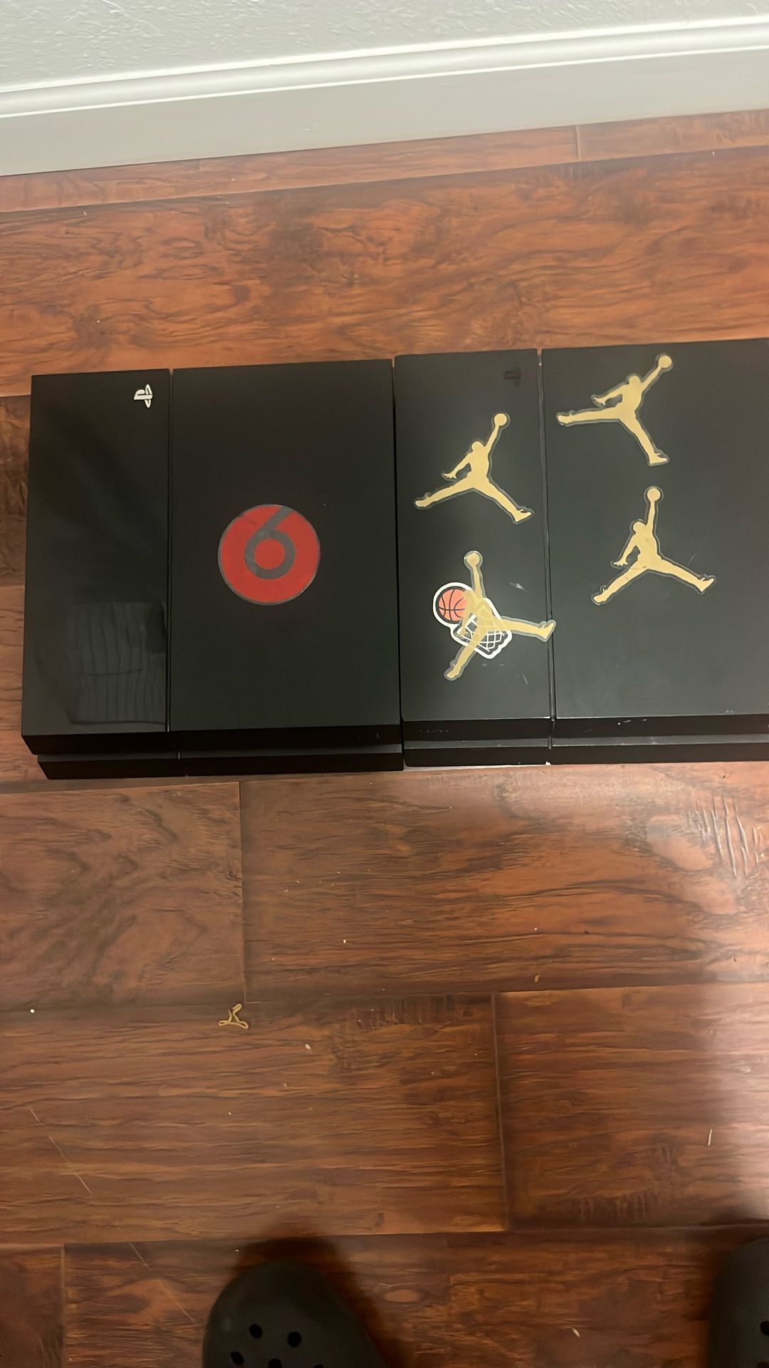 2 Ps4 Comes With One Controller
