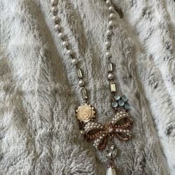 Betsey johnson Flower Pearl necklace