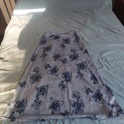 Jeffrey & Me Pale Blue Skirt With Dark Blue Rose Design Size Medium