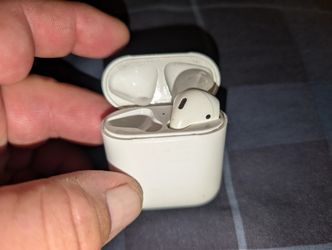 Apple Air Pod 2016 2nd Generation Selling Case Only Does Have One Airpod