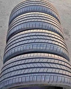 235 55 19 Michelin tires Con 80% de Vida Las 4
