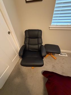 2 Chaise Lounge Chairs with Ottomans