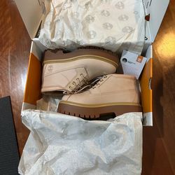 Brand New Timberland Women Platform Boots Size 6