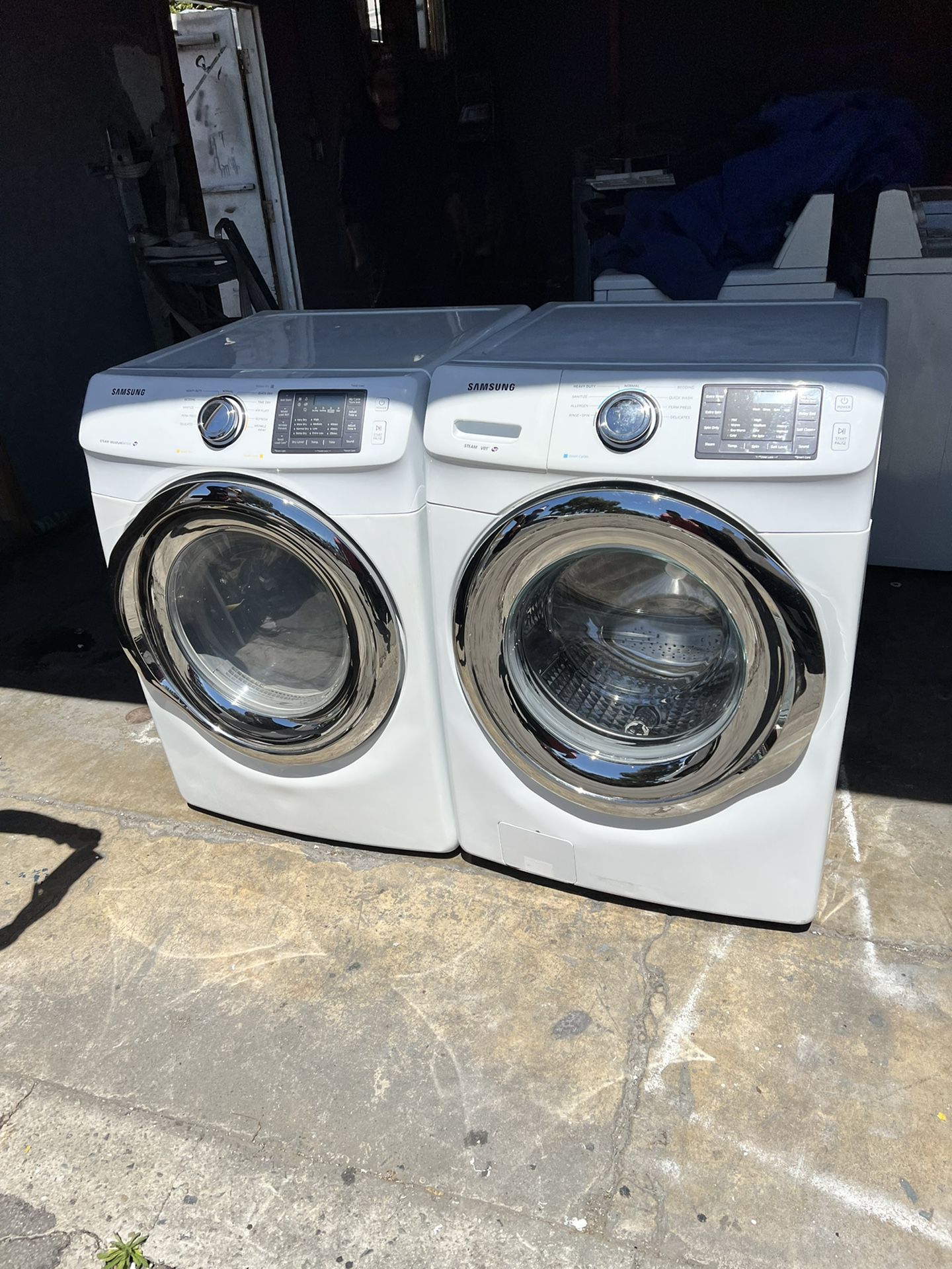 Washer And  Dryer  Set Gas.   White $749