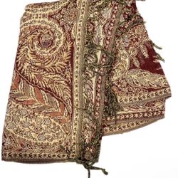 Luxurious Tapestry-Style Scarf with Tassels