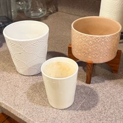 Set of 3 Ceramic Plant Pots – White & Blush with Wood Stand