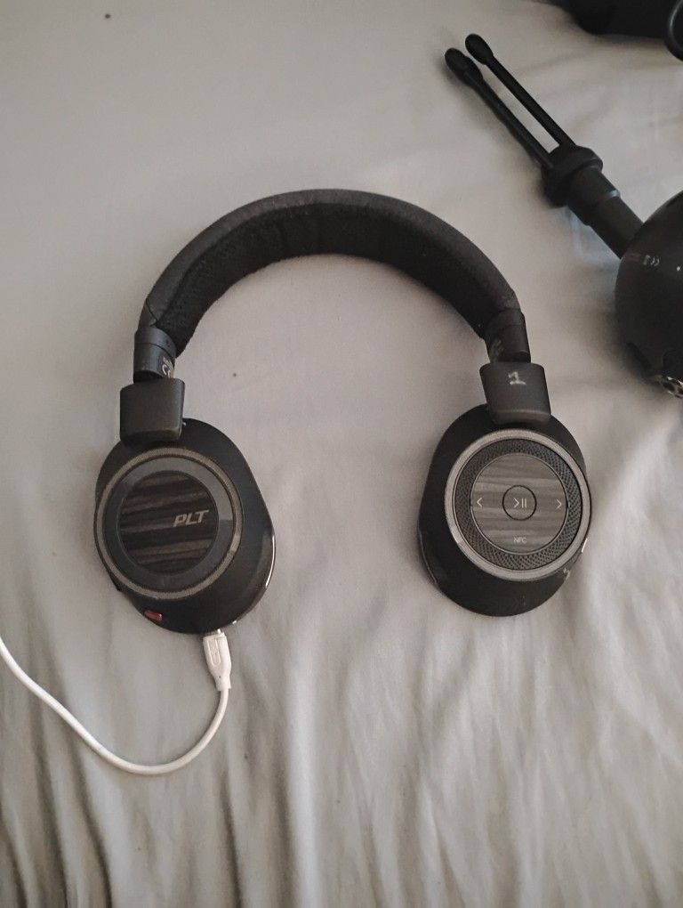 Plantronics - Voyager 8200 UC (Poly) - Bluetooth Dual-Ear (Stereo) Headset