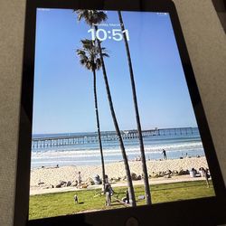 iPad (5th Generation) 128gb for Sale (GREAT CONDITION)