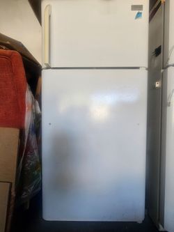 Frigidaire White Top-Freezer Refrigerator