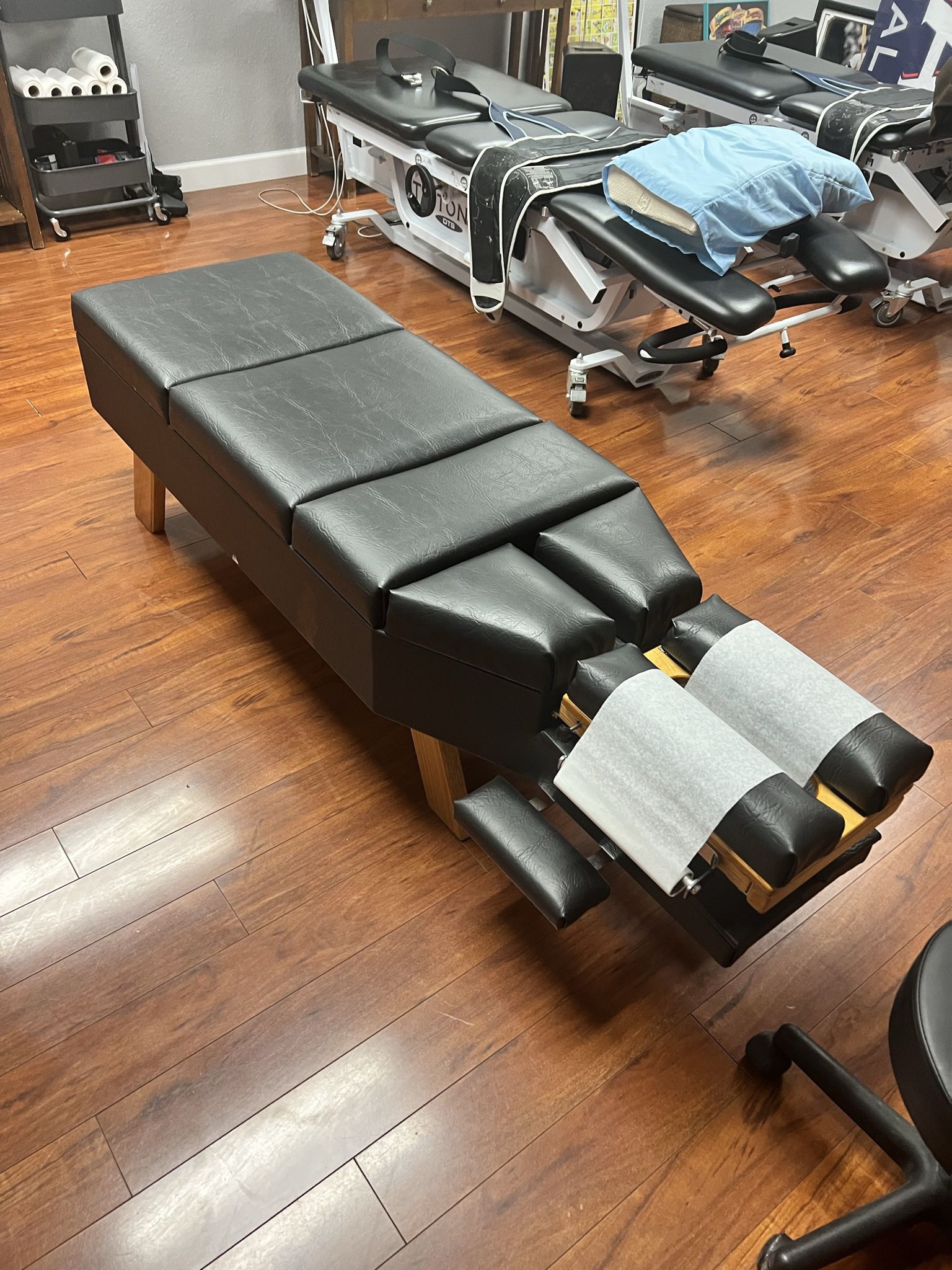 CHIROPRACTIC ADJUSTING TABLE 