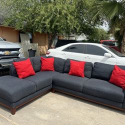 Sectional Sofa Couch.  $350 Deliver Available Small Fee 