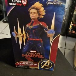 Captain Marvel Gallery Statue 