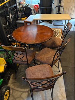 Great 4 seat high standing table!