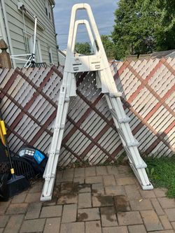 Above ground pool standard ladder