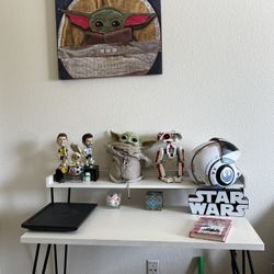 White Modern desk In Great Condition 