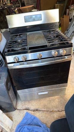 GE Stainless Steel Gas Range with Griddle