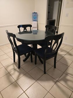Round dining table with 4 chairs