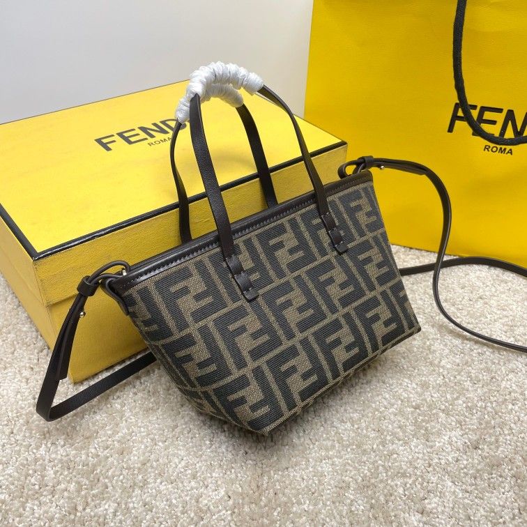 Fendi Women's Shoulder Bag or Tote