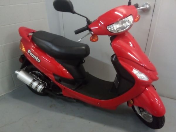 2019 almost brand new 4 stroke moped " pronto "
