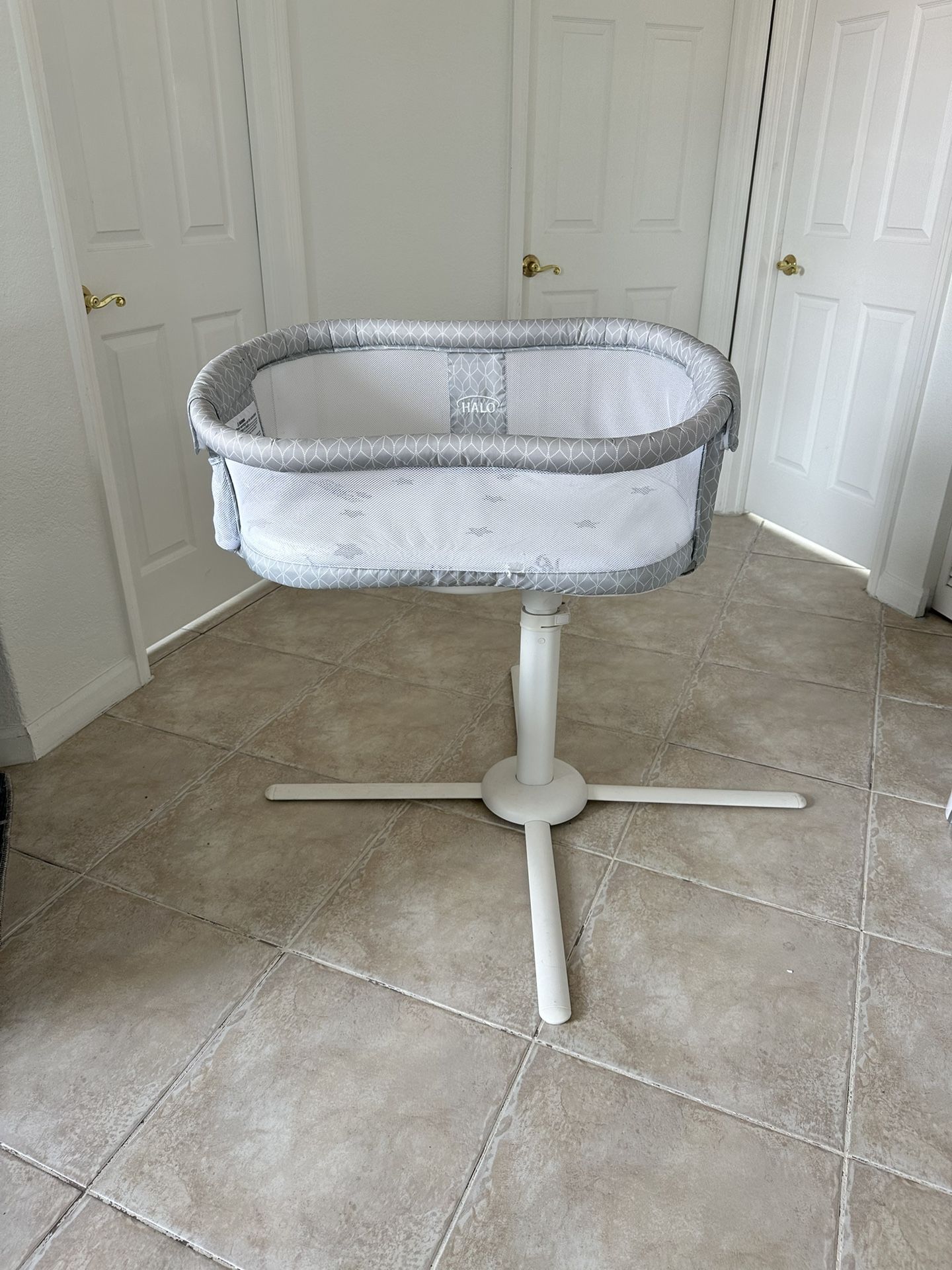 Halo Bassinet HALO BassiNest Swivel Sleeper, Baby Bassinet