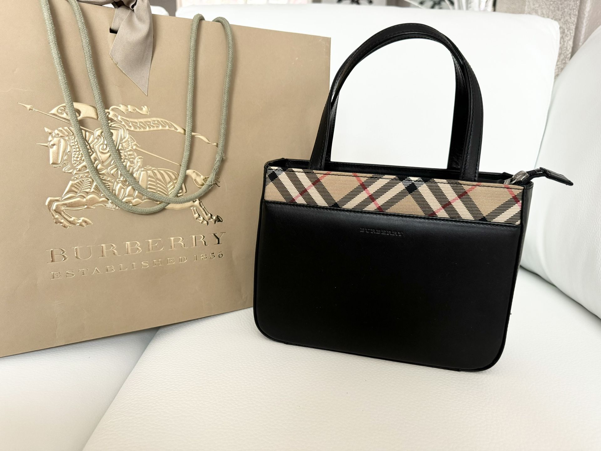 π― Authentic Burberry Handle Bag