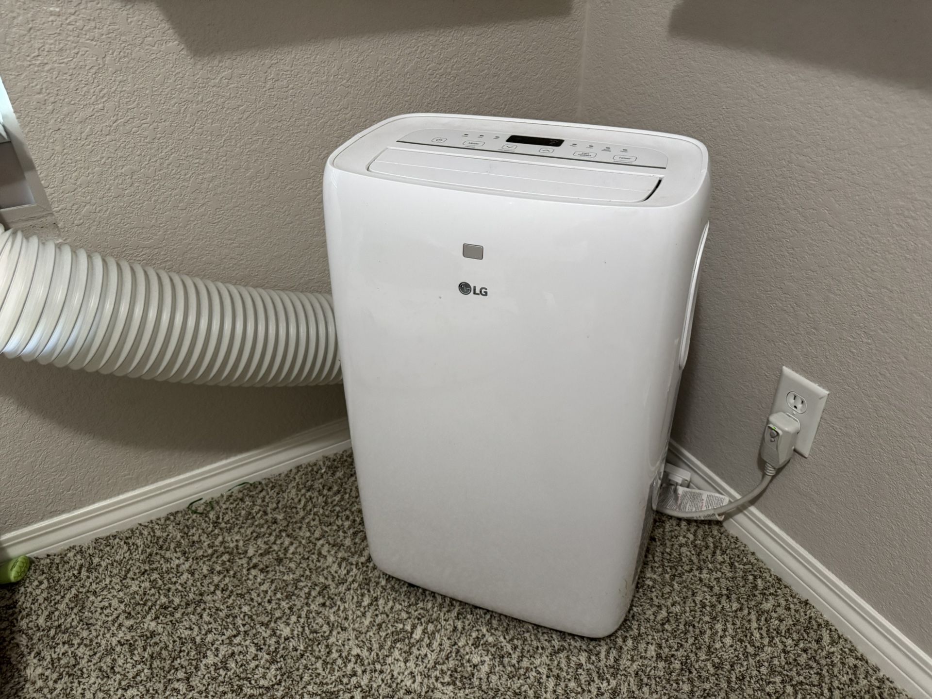 LG Air Conditioner 7000BTU Model# LP0721WSR
