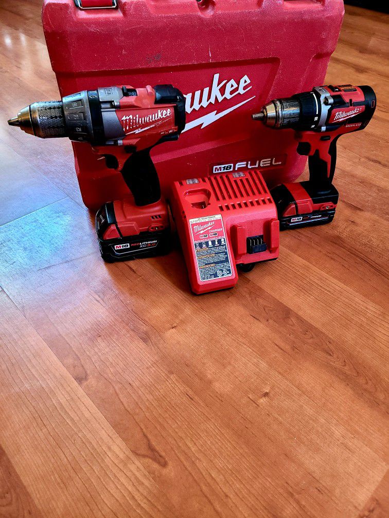 ~MILWAUKEE FUEL BRUSHLESS DRILL TOOL SET WITH 2 BATTERIES CHARGER AND CASE~