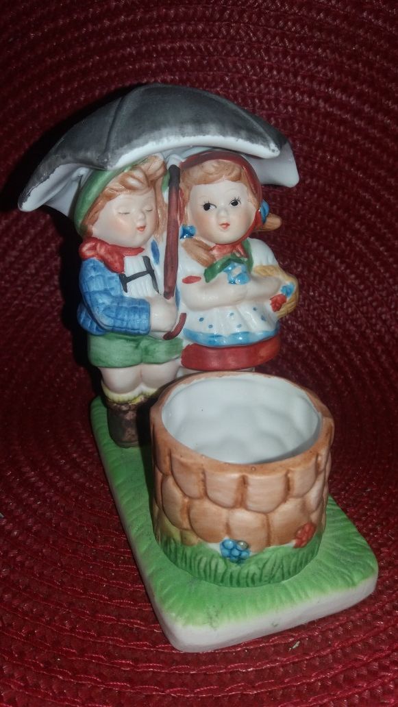 VTG 1980 an 1981 Set Of 2 Ceramic Figurines.